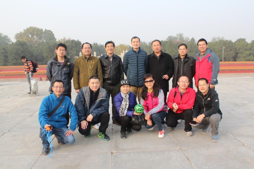 为丰富工会会员业余文化生活,深入开展教职工健身运动,增强身体素质和凝聚力, 2016年11月5日,机电系工会小组在北京地坛公园组织开展了“趣味运动、快乐健身”活动。 本次活动共设螃蟹背西瓜、趣味乒乓球、单人反向跳绳等趣味运动项目,将娱乐与竞赛相结合,既调动了会员参与的广泛性,又体现了活动的趣味性,更注重活动的安全性和可操作性。活动现场,加油声、呐喊声、欢笑声此起彼伏,大家团结协作、奋力拼搏,尽情享受比赛的乐趣,感受运动的魅力,充分展现了我工会小组的团结协作精神。 活动最后,大家纷纷